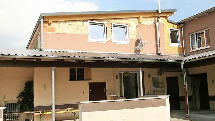 Zu einem Asyl für minderjährige Flüchtlinge aus Asien und Afrika wird das ehemalige Diskotheken- und Kino-Rückgebäude des Anwesens Bamberger Straße 17 in Hirschaid umgebaut.  Foto: Werner Baier