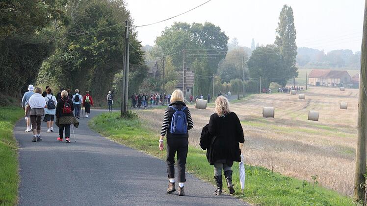 170 Teilnehmer sind 21 Kilometer für den Frieden gelaufen. Mitten durch die sommerliche Landschaft der Normandie. Fotos: privat