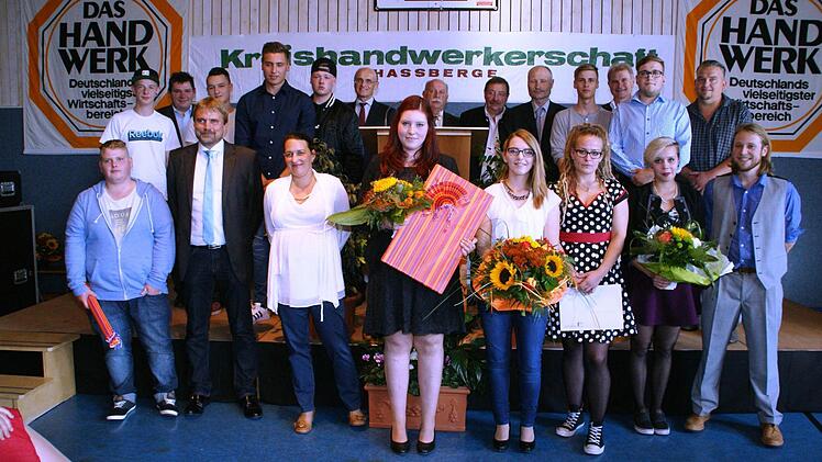 Nicht nur ihre Gesellenbri3efe, sondern besondere Auszeichnungen erhielten die Innungsbesten bei der Freisprechungsfeier an der Heinrich-Thein-Berufsschule in Haßfurt. Fotos: Sabine Weinbeer