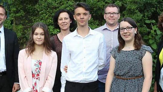 Bei der Entlassfeier zeigten einige Sch&uuml;ler noch im Au&szlig;engel&auml;nde, dass sie "vom Dschordsch (Mitsch&uuml;ler Georgios Michail) sei Mutter" einen Original-Sirtaki gelernt hatten. Die Abschlussbesten vorn v. r. Lea B&auml;r, Sascha Seifert und Leana Freimann wurden ausgezeichnet von (hinten v. l.) B&uuml;rgermeister Robert Bosch, Klasslehrerin Christina Lick-Naser, Elternbeiratsvorsitzender Gerspach und Schulleiterin Doris H&ouml;rath.