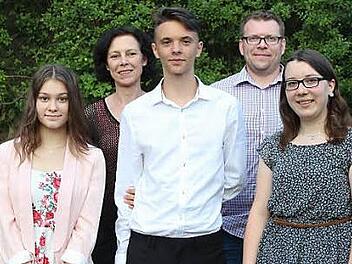 Bei der Entlassfeier zeigten einige Schüler noch im Außengelände, dass sie "vom Dschordsch (Mitschüler Georgios Michail) sei Mutter" einen Original-Sirtaki gelernt hatten. Die Abschlussbesten vorn v. r. Lea Bär, Sascha Seifert und Leana Freimann wurden ausgezeichnet von (hinten v. l.) Bürgermeister Robert Bosch, Klasslehrerin Christina Lick-Naser, Elternbeiratsvorsitzender Gerspach und Schulleiterin Doris Hörath.