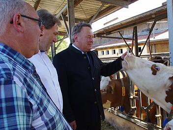 Staatsminister Helmut Brunner (r.) besichtigt den Hof von BBV-Kreisobmann Erwin Schwarz (l.). Mit dem Steinbacher Bürgermeister Klaus Löffler sprach er unter anderem über das Programm "Agrotourismus Frankenwald". Foto: Marco Meißner