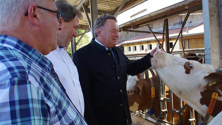 Staatsminister Helmut Brunner (r.) besichtigt den Hof von BBV-Kreisobmann Erwin Schwarz (l.). Mit dem Steinbacher Bürgermeister Klaus Löffler sprach er unter anderem über das Programm "Agrotourismus Frankenwald". Foto: Marco Meißner