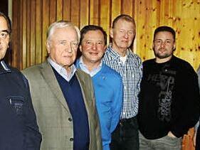 Dank sagte der Vorsitzende des Vereins ehemaliger Lehrlinge, Horst Schilling (rechts), langj&auml;hrigen Mitgliedern f&uuml;r ihre Treue zum Verein (von links): Helmut Holland, Horst Woineck, Herbert Lubina, Michael B&auml;r und Thomas Hanft.  Foto: Martin Rebhan