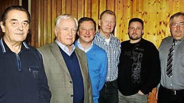 Dank sagte der Vorsitzende des Vereins ehemaliger Lehrlinge, Horst Schilling (rechts), langj&auml;hrigen Mitgliedern f&uuml;r ihre Treue zum Verein (von links): Helmut Holland, Horst Woineck, Herbert Lubina, Michael B&auml;r und Thomas Hanft.  Foto: Martin Rebhan