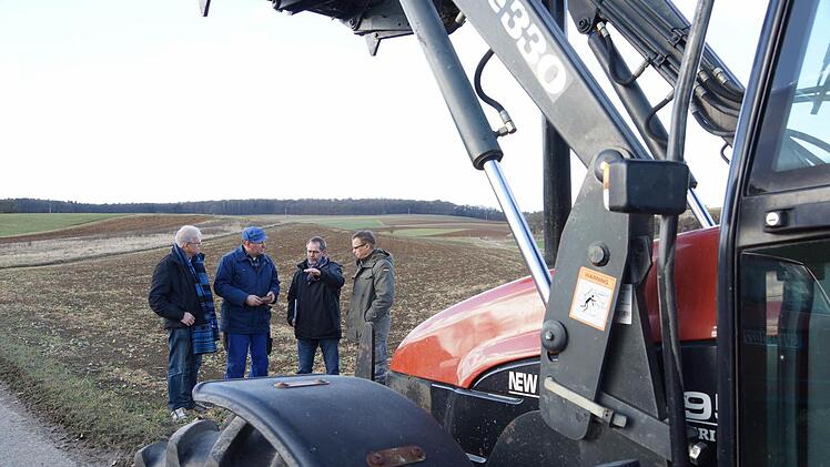 Wolfgang Glaser, Landwirt Wilfried Weidner, Kreisheimatpfleger Roland Heinlein und Bernd Marquard Foto: Arkadius Guzy