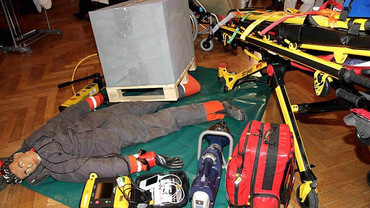 Rettungsdienste und Feuerwehr präsentierten ihre Ausrüstung und mögliche Einsatzszenarien. Foto: Richard Sänger