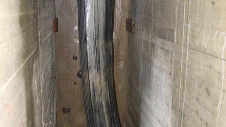 An den Nahtstellen der Betonsegmente dringt Wasser ein. Foto: Christian Bauriedel