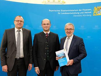 Finanz-Staatssektretär Albert Füracker (Mitte) übergibt den Förderbescheid an Bürgermeister Helmut Krämer (r.) und Geschäftsleiter Rüdiger Schmidt. Foto: Bayerisches Staatsministerium der Finanzen