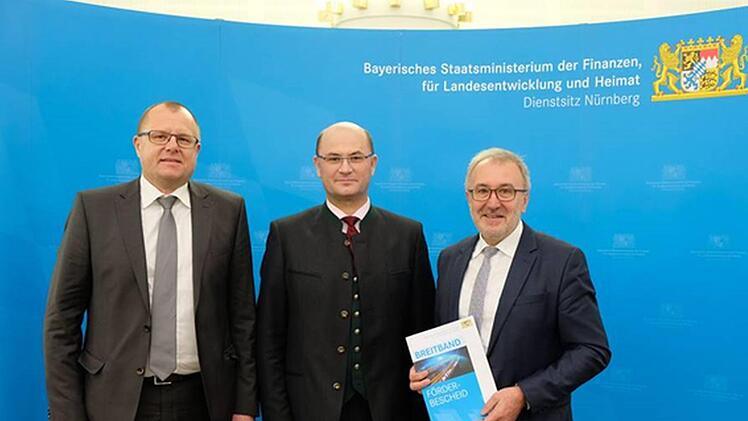 Finanz-Staatssektretär Albert Füracker (Mitte) übergibt den Förderbescheid an Bürgermeister Helmut Krämer (r.) und Geschäftsleiter Rüdiger Schmidt. Foto: Bayerisches Staatsministerium der Finanzen