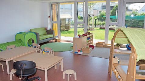 In der neuen städtischen Kinderkrippe im Osterfeld in Haßfurt wurden Materialien und Farben so gewählt, dass eine heitere und helle Stimmung herrscht, mit hellen Wänden und Decken und farbigen Akzenten im Boden und bei den Türen.