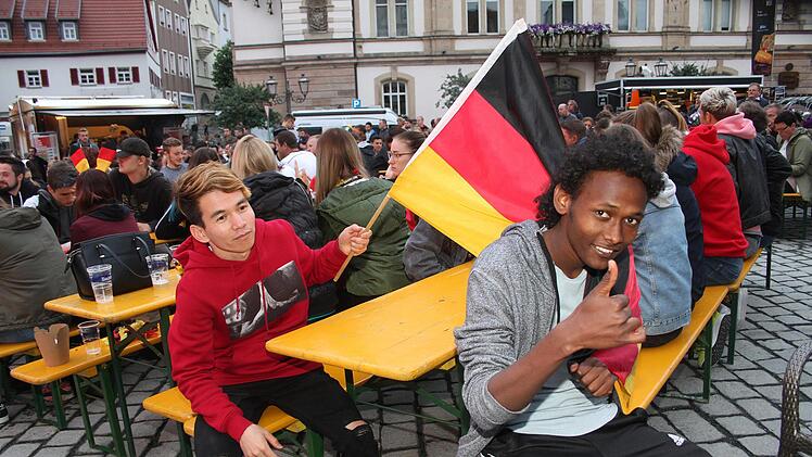 Mokhtar Rezaie und Semere Tesfay feierten bei der deutschen Fußballparty auf dem Markplatz mit. Foto: Sonny Adam
