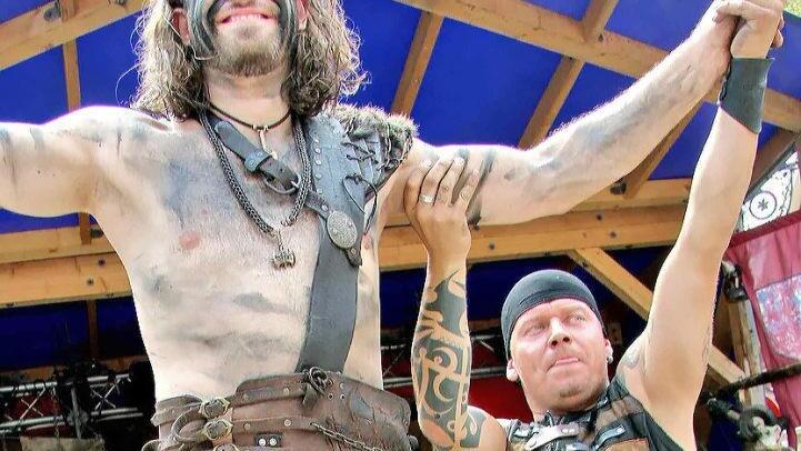 Wie kann das? Die Nagelbretter können der Artistin nichts anhaben.  Fotos: Richard Sänger