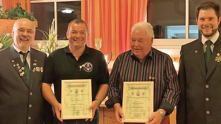 Die Ehrungen der Schützen (v. l.): Roland Stähr (Zweiter Vorsitzender), Robert Schlund, Heinz Rudrich und Thomas Kohlmann (Zweiter Schützenmeister) Foto: Mathias Erlwein