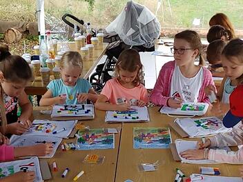 Die Kinder durften einen eigenen   Brotbeutel bemalen. Foto: Manfred Mellenthin