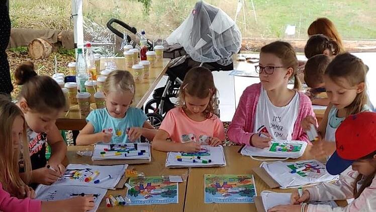 Die Kinder durften einen eigenen   Brotbeutel bemalen. Foto: Manfred Mellenthin