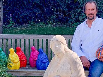 Stephan Zehentmeier mit seinen Humsera-Figuren, die jetzt einem guten Zweck dienen sollen.  Foto: privat