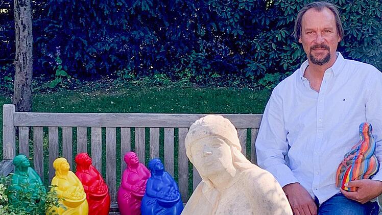 Stephan Zehentmeier mit seinen Humsera-Figuren, die jetzt einem guten Zweck dienen sollen.  Foto: privat