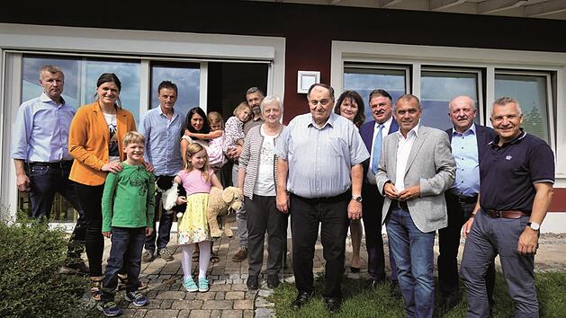 Hermann Mohr (Mitte) mit seiner Ehefrau Margit (links daneben) und seiner Familie sowie den Geburtstagsg&auml;sten