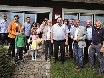 Hermann Mohr (Mitte) mit seiner Ehefrau Margit (links daneben) und seiner Familie sowie den Geburtstagsgästen