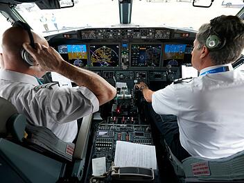 Rauch im Cockpit sorgt für Panik - Flieger muss umkehren