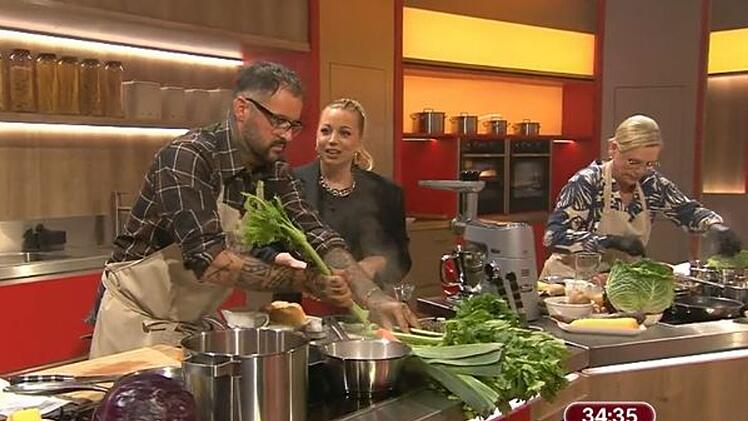 Daniel macht "eine Art Sauerbraten", Anja bereitet Wirsing-Kohlrouladen zu und Paul angeräucherten Backfisch. Und die Profis? Viktoria Fuchs hat sich für badische Frikadellen mit Spätzle entschieden, Cornelia Poletto macht Schellfisch und Johann Lafer wagt sich an asiatisches Beef Tatar.
