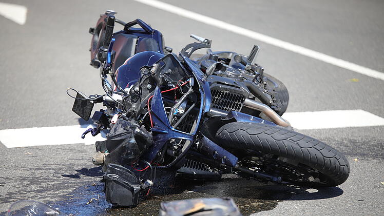 Kreis Ansbach: Motorradfahrer bei Unfall schwer verletzt - Zeugenaufruf