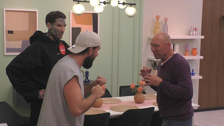 F&uuml;r PBB-Mitbewohner Maurice Dziwak wird ein Traum wahr, als er mit Axel Schulz eine Sparring-Einheit absolvieren darf. "Axel ist eine deutsche Box-Ikone."