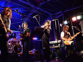 Noch einmal zündeten die Jets zum 50-jährigen Bestehen der Band in Ebenhausen so richtig auf. Fotos: Jürgen Schmitt