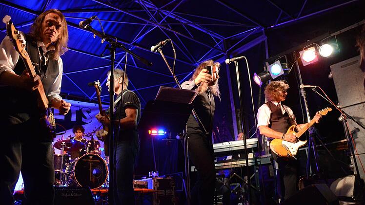 Noch einmal zündeten die Jets zum 50-jährigen Bestehen der Band in Ebenhausen so richtig auf. Fotos: Jürgen Schmitt
