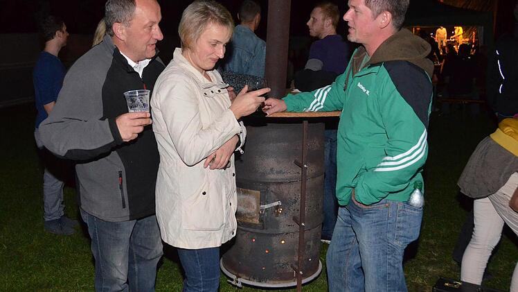 Immerhin, an Heiztonnen konnte man sich beim Haarder Open Ar aufwärmen. Im Übrigen wurde auch Glühwein ausgeschenkt. Fotos: Peter Rauch