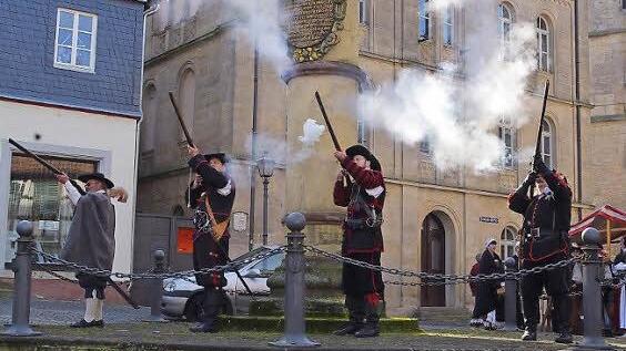 Die Ausschüsser feuerten ihren Salut zum Start des Bauernmarktes ab.