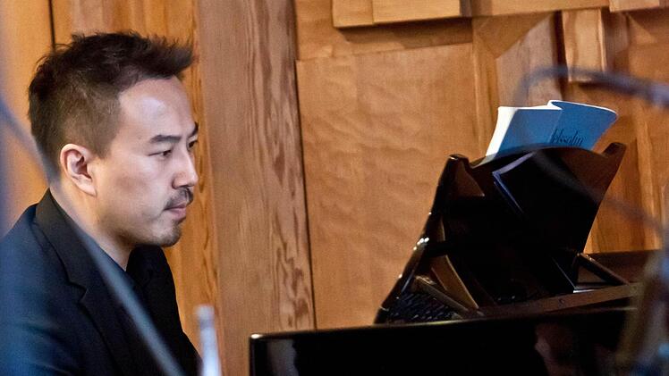 Am Flügel im Rathaussaal Neustadt: Fang Zhang.Foto: Jochen Berger