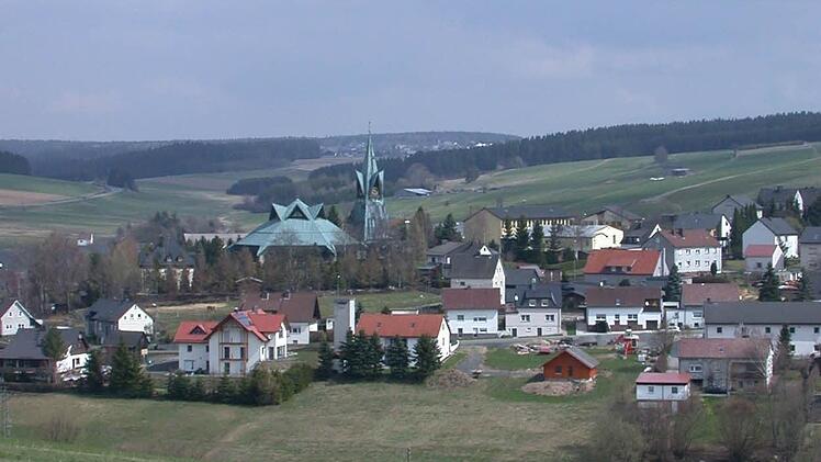 Blick auf Buchbach mit der Kirche St. Laurentius  Foto: Friedwald Schedel