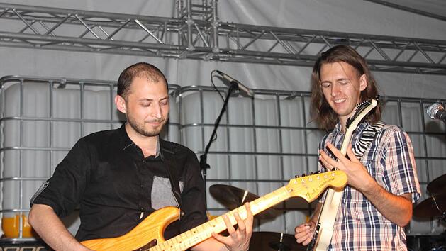 Jugendliche Musiker aus Krasnogorsk spielen im Engelgarten Rock-Musik.  Fotos: Yannick Hupfer