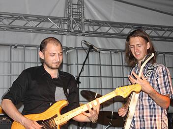 Jugendliche Musiker aus Krasnogorsk spielen im Engelgarten Rock-Musik.  Fotos: Yannick Hupfer