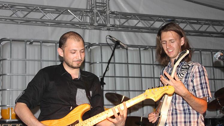 Jugendliche Musiker aus Krasnogorsk spielen im Engelgarten Rock-Musik.  Fotos: Yannick Hupfer