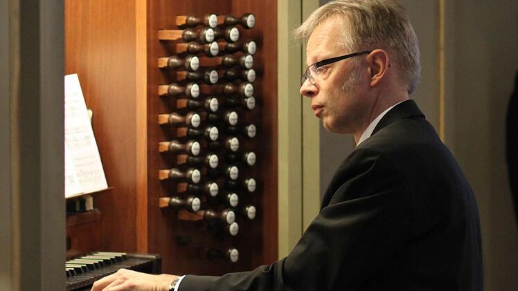 Coburgs Kirchenmusikdirektor Peter Stenglein an der Schuke-Orgel von St. MorizFoto: Jochen Berger