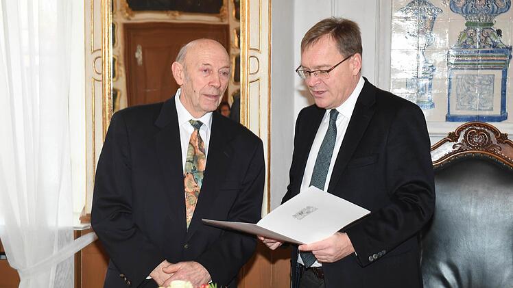 Adolf Koch hört zu, während der Oberbürgermeister die von Horst Seehofer unterzeichnete Urkunde verliest. Foto: Ronald Rinklef