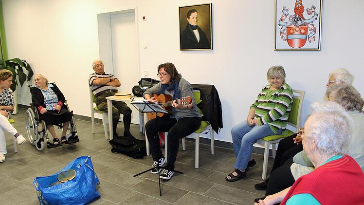 Daniela Wagner bietet im Bad Brückenauer Seniorenzentrum Waldenfels Musikunterricht für die Bewohner an.  Foto: Julia Raab