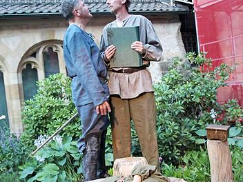 Der blutbefleckte Reiter (Detlef Frank, li.) mit dem bibelfesten Christoph Rott (Christian Dieter). Dahingemeuchelt ist die Sandbergerin (Judith Weingart).  Foto: Kreuzgangspiele