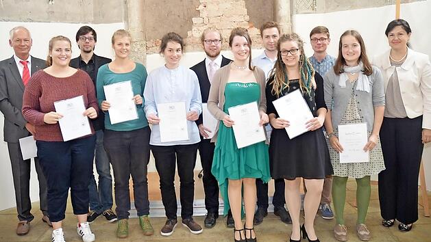 Die Jahrgangsbesten der Berufsfachschule f&uuml;r Musik (von links): Schulleiter Andreas Wolf, Pia Ludwig, Sebastian Teige, Maria Str&ouml;&szlig;enreuther, Xenia Zorn, Lukas Roth, Danielle C&icirc;mpean, Robert Kotschenreuther, Mieneke B&uuml;ker, Florian Jungkunz, Isabel Eisen und Zweite B&uuml;rgermeisterin Angela Hofmann  Foto: K.- H. Hofmann