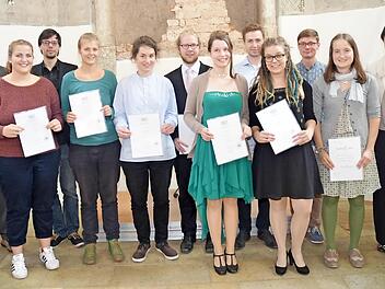 Die Jahrgangsbesten der Berufsfachschule für Musik (von links): Schulleiter Andreas Wolf, Pia Ludwig, Sebastian Teige, Maria Strößenreuther, Xenia Zorn, Lukas Roth, Danielle Cîmpean, Robert Kotschenreuther, Mieneke Büker, Florian Jungkunz, Isabel Eisen und Zweite Bürgermeisterin Angela Hofmann  Foto: K.- H. Hofmann