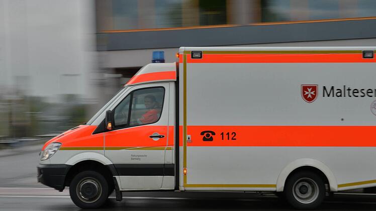 Eine 19-j&auml;hrige Autofahrerin und ihr ein Jahr &auml;lterer Beifahrer sind bei einem Unfall in Weidhausen bei Coburg verletzt worden. Symbolfoto: Ronald Rinklef