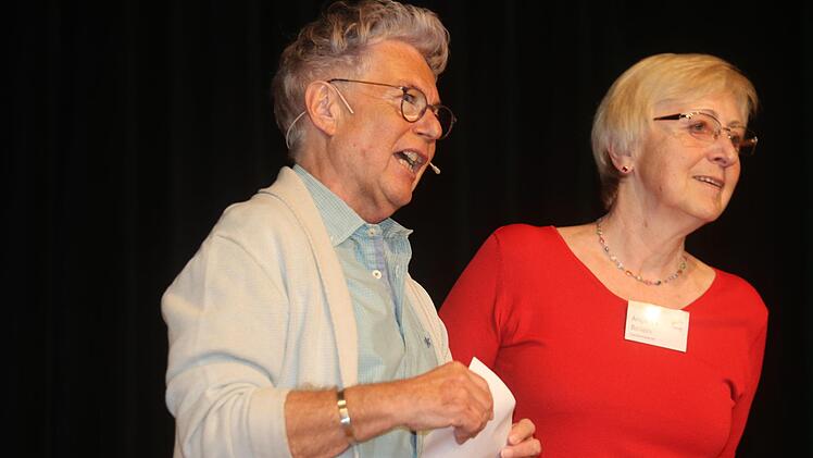 Moderator Wolfgang Doischer konnte sich beim Anblick der feschen Paare der Tanzsportabteilung des TV Ketschendorf nicht mehr halten und schunkelte mit Angelika Beilein vom Seniorenbeirat auf der Bühne mit. Wolfgang Desombre