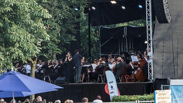 Riesigen Andrang verzeichnete das Open-Air-Konzert im Freibad Neustadt mit dem Orchester der Musikfreunde.Foto: Jochen Berger