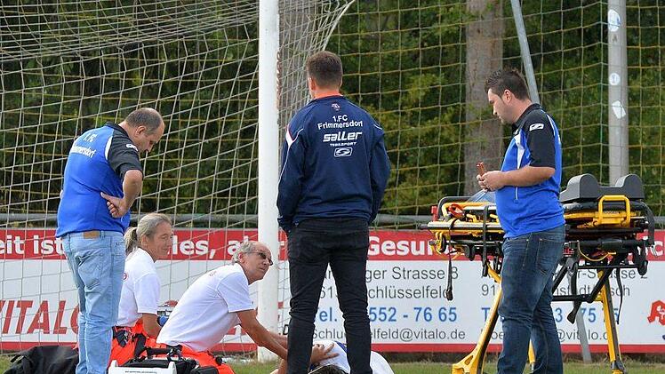 Markus Winkelmann am Boden: Sanitäter und Verantwortliche des FC Frimmersdorf betreuen den Verletzten. Foto: Picturedreams