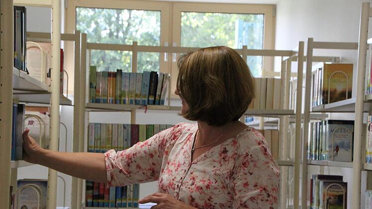 Welches Buch lese ich heute? Sabine Loeber sortiert Romane in die Regale ein. Foto: Ulrike Müller