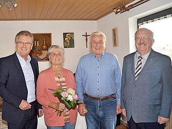 Diamantene Hochzeit feierten Kilian und Anneliese Wachter. Es gratulierten Bürgermeister Rainer Detsch (links) und Bernd Steger, weiterer Landratsstellvertreter (rechts).  Foto: K.- H. Hofmann