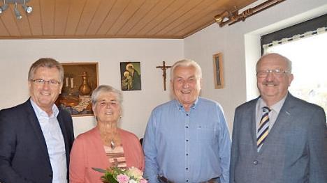 Diamantene Hochzeit feierten Kilian und Anneliese Wachter. Es gratulierten Bürgermeister Rainer Detsch (links) und Bernd Steger, weiterer Landratsstellvertreter (rechts).  Foto: K.- H. Hofmann